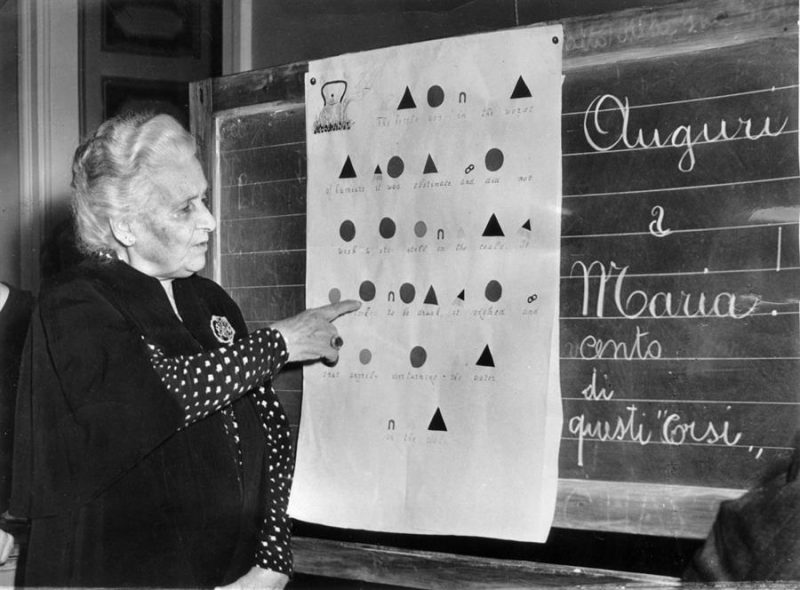 maria-montessori María Montessori en el explicando en el aula